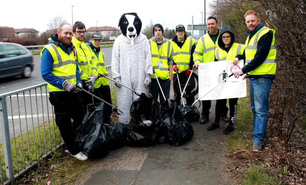 Council mascot, Waldo the Wonderdog, with volunteers from the Prince’s Trust, TyneMet College and North Tyneside Council.