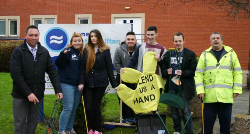Young people from The Prince’s Trust with Wayne Young (far left), area officer at North Tyneside Council and warden Paul Weightman (far right). Autumn environment campaign